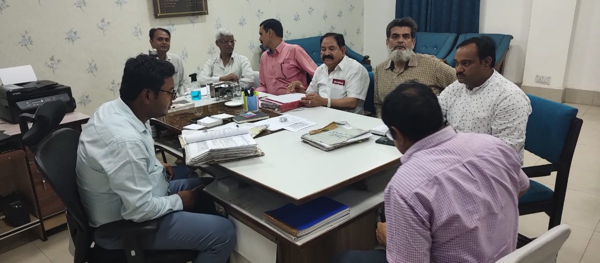 वरिष्ठ मंडल कार्मिक अधिकारी के साथ कर्मचारी कल्याण निधि की बैठक करते हुए नरमू के केंद्रीय अध्यक्ष श्री बसंत चतुर्वेदी मण्डल अध्यक्ष सुरेंद्र सिंह मलिक मंडल मंत्री कामरान अहमद मीडिया प्रभारी अजय ठाकर <a href="/basantchaturve9/">Basant Chaturvedi</a> 
<a href="/imajaythakar/">Ajay Thakar</a>