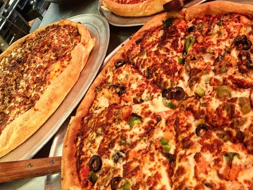 BGMisterBs's tweet photo. It's #FreePizzaFriday! That means someone is getting a FREE large one topping from Mister B's! Hit that RT button and make sure you're following to win. 🍕🍕 https://t.co/vrRzzjkAbm
