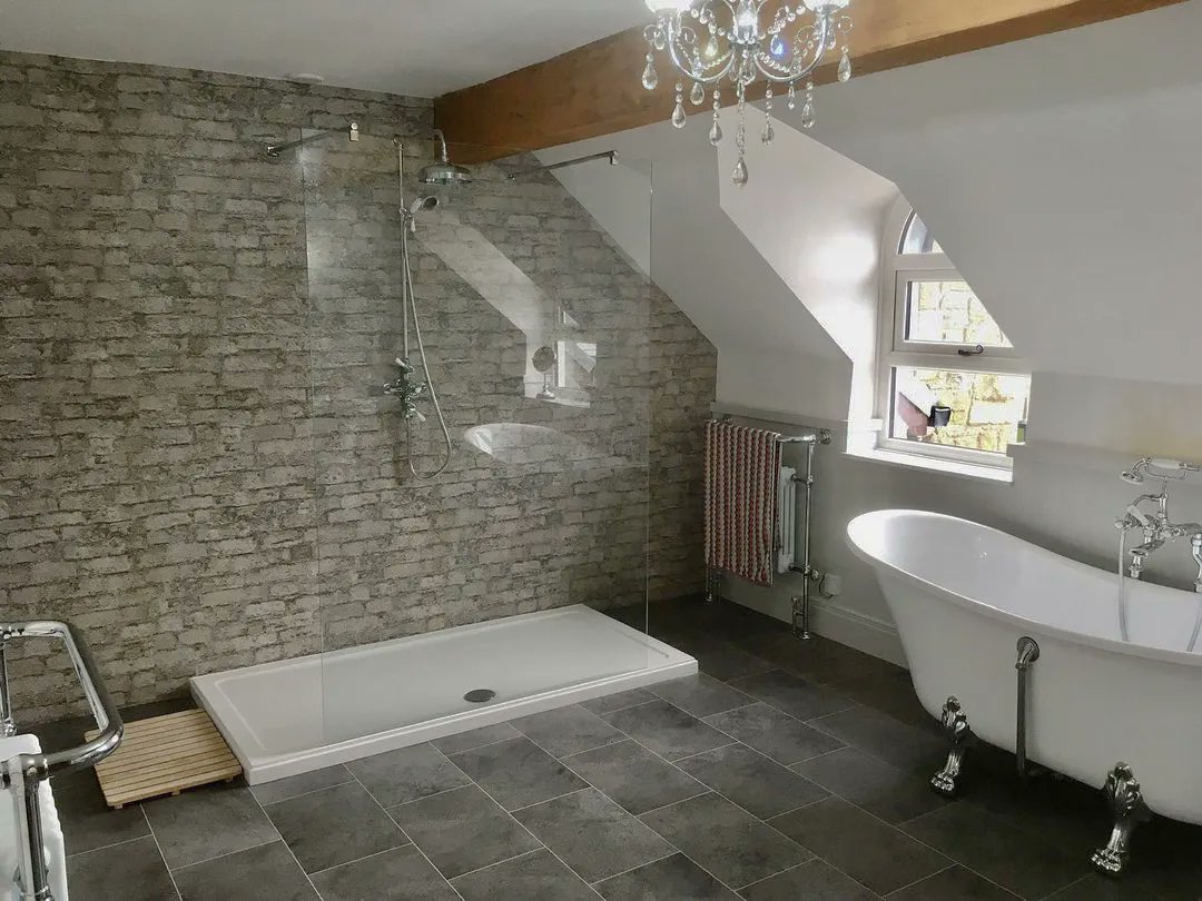 romanltd's tweet photo. Stunning ensuite fitted by JKB Kitchen, Bed And Bath. We love how modern and sleek the Linear Select Wetroom Panel looks against the grey stone.
Bathroom credit | @jkb_kitchenbedandbath
Select Wetrooms | https://t.co/MRmrrM45DG
#madeinbritiain #carbonneutral #ukmanufacturing #kbb https://t.co/A0HP6xb9nj