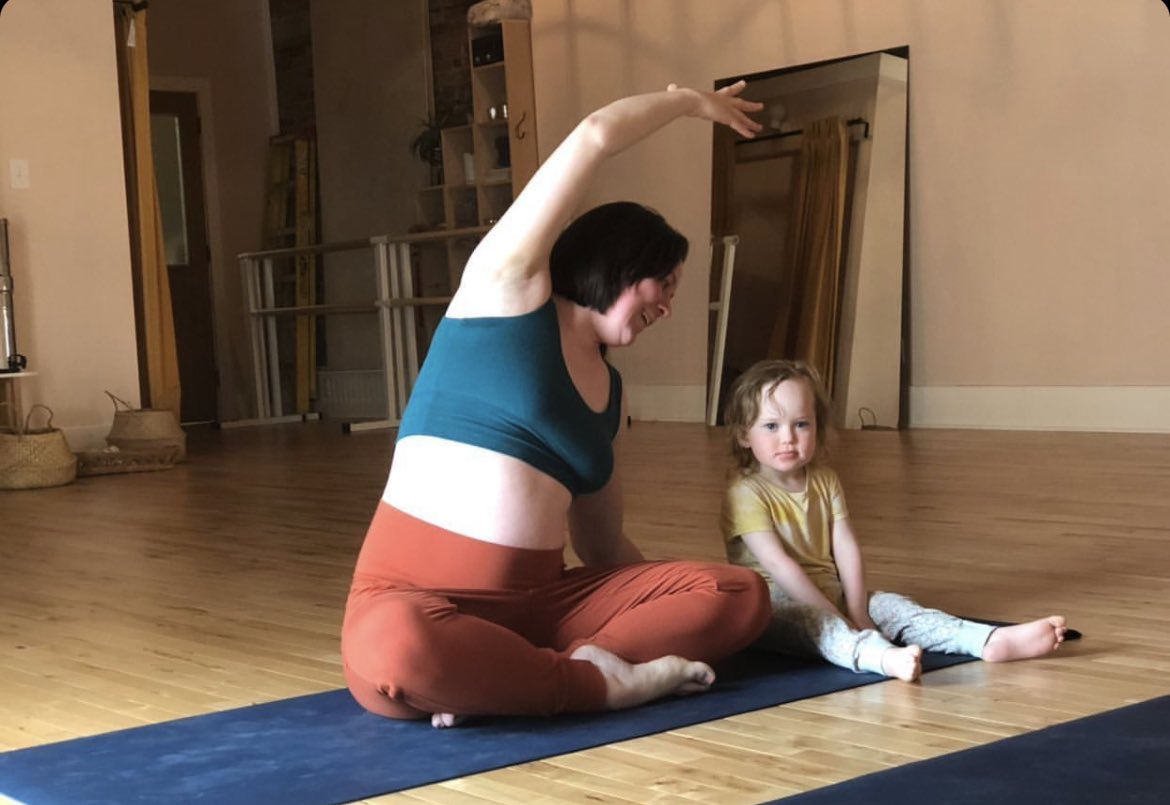 OrilliaMidwives's tweet photo. Stretches for pregnant people!
This stretch creates space through your side body, targeting the intercostal muscles between he ribs as well as the space between the lower ribs and the top of the iliac crest , the pelvis.  #orilliamidwives #theholdingspace #stretch https://t.co/6N64V3NYwm
