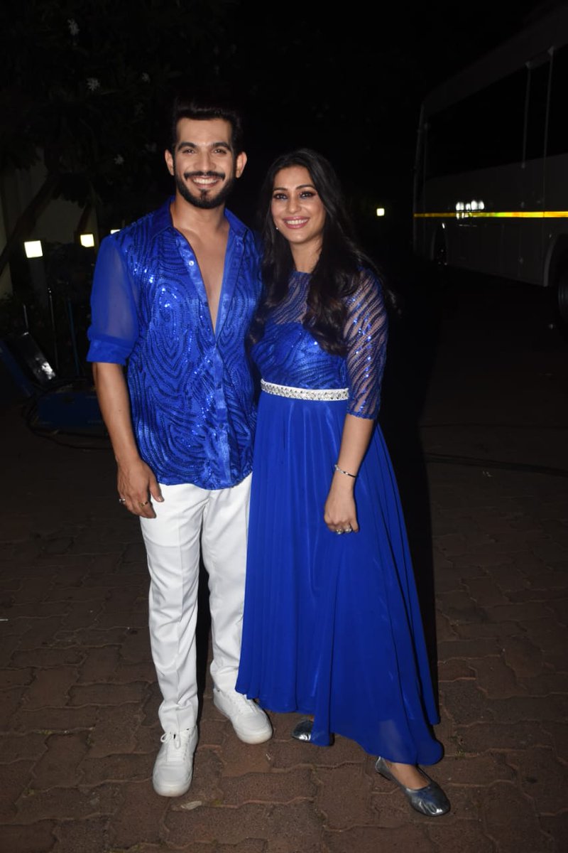 middaygujarati's tweet photo. #ArjunBijlani and #NehaBijlani spotted in the city 
#couple #coupleupdates #indianactor #celebspotted #celebudpates #blueoutfit #coupletwinning #twinning 

https://t.co/md4wtpifVu https://t.co/VakTgK2XSA