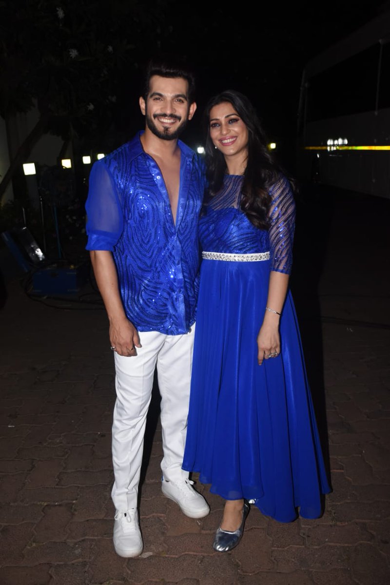 middaygujarati's tweet photo. #ArjunBijlani and #NehaBijlani spotted in the city 
#couple #coupleupdates #indianactor #celebspotted #celebudpates #blueoutfit #coupletwinning #twinning 

https://t.co/md4wtpifVu https://t.co/VakTgK2XSA
