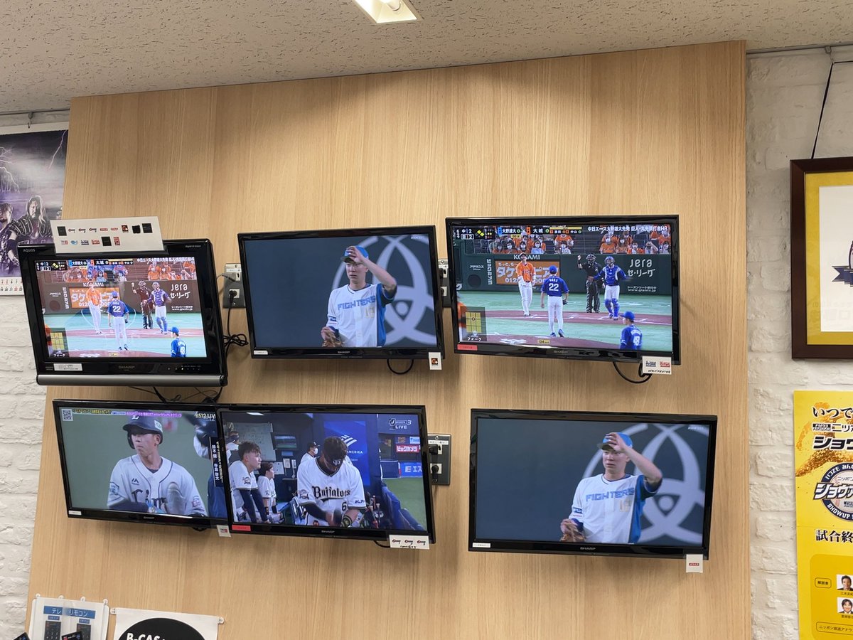showup1242's tweet photo. オールナイトニッポンの時間は人がいないニッポン放送ショウアップナイターの情報センターですが、野球中継をしている時間は、アルバイトの皆さんがこんな感じでお仕事してますよ⚾️
#ニッポン放送 #ショウアップナイター #乃木坂46ANN #乃木坂46  #久保史緒里 https://t.co/VMdG4YPOQV