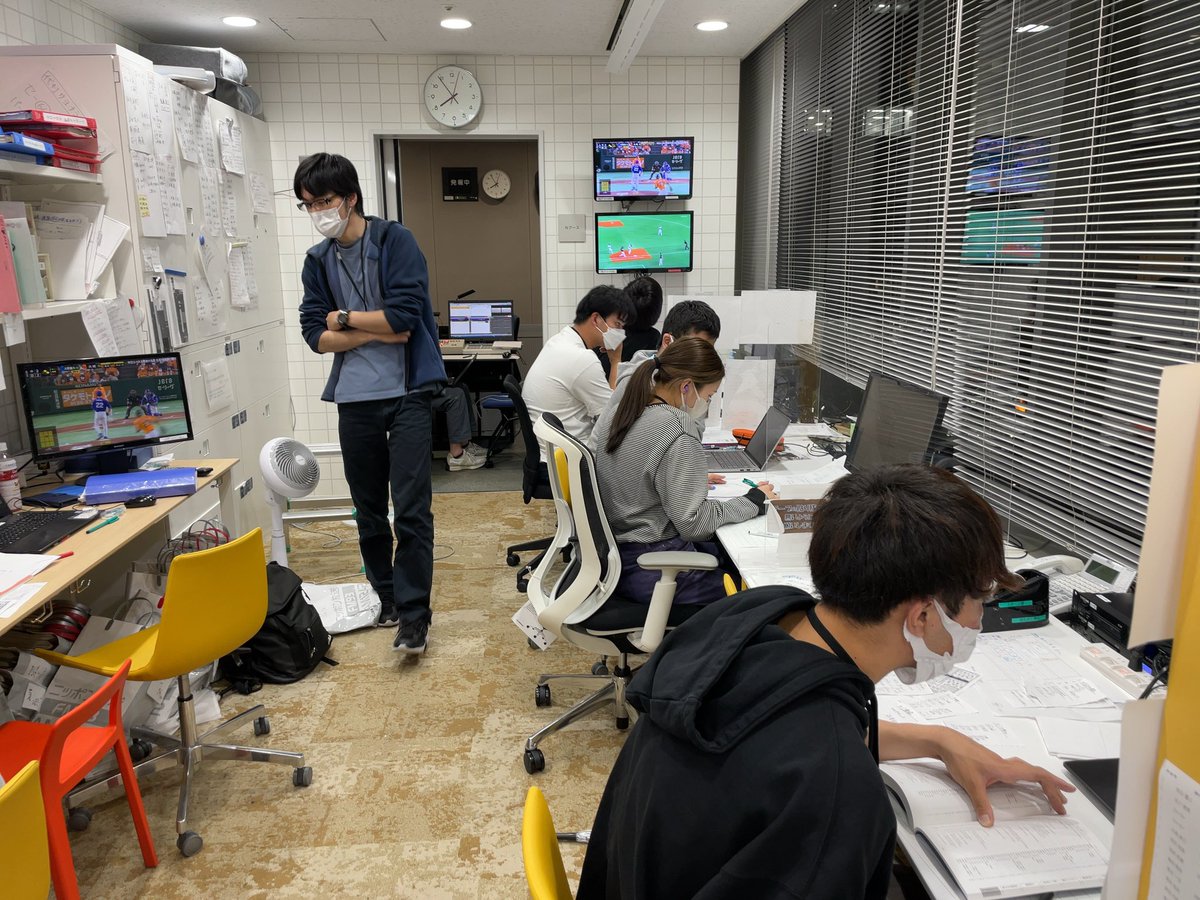 showup1242's tweet photo. オールナイトニッポンの時間は人がいないニッポン放送ショウアップナイターの情報センターですが、野球中継をしている時間は、アルバイトの皆さんがこんな感じでお仕事してますよ⚾️
#ニッポン放送 #ショウアップナイター #乃木坂46ANN #乃木坂46  #久保史緒里 https://t.co/VMdG4YPOQV