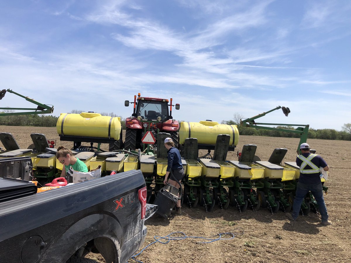 <a href="/kmclagan20/">Kaye McLagan</a> and <a href="/StephanieCAF/">Stephanie Fletcher</a> hard at it yesterday putting <a href="/PioneerSeedsCA/">Pioneer Seeds Canada</a> plots in, in these great conditions #ontag