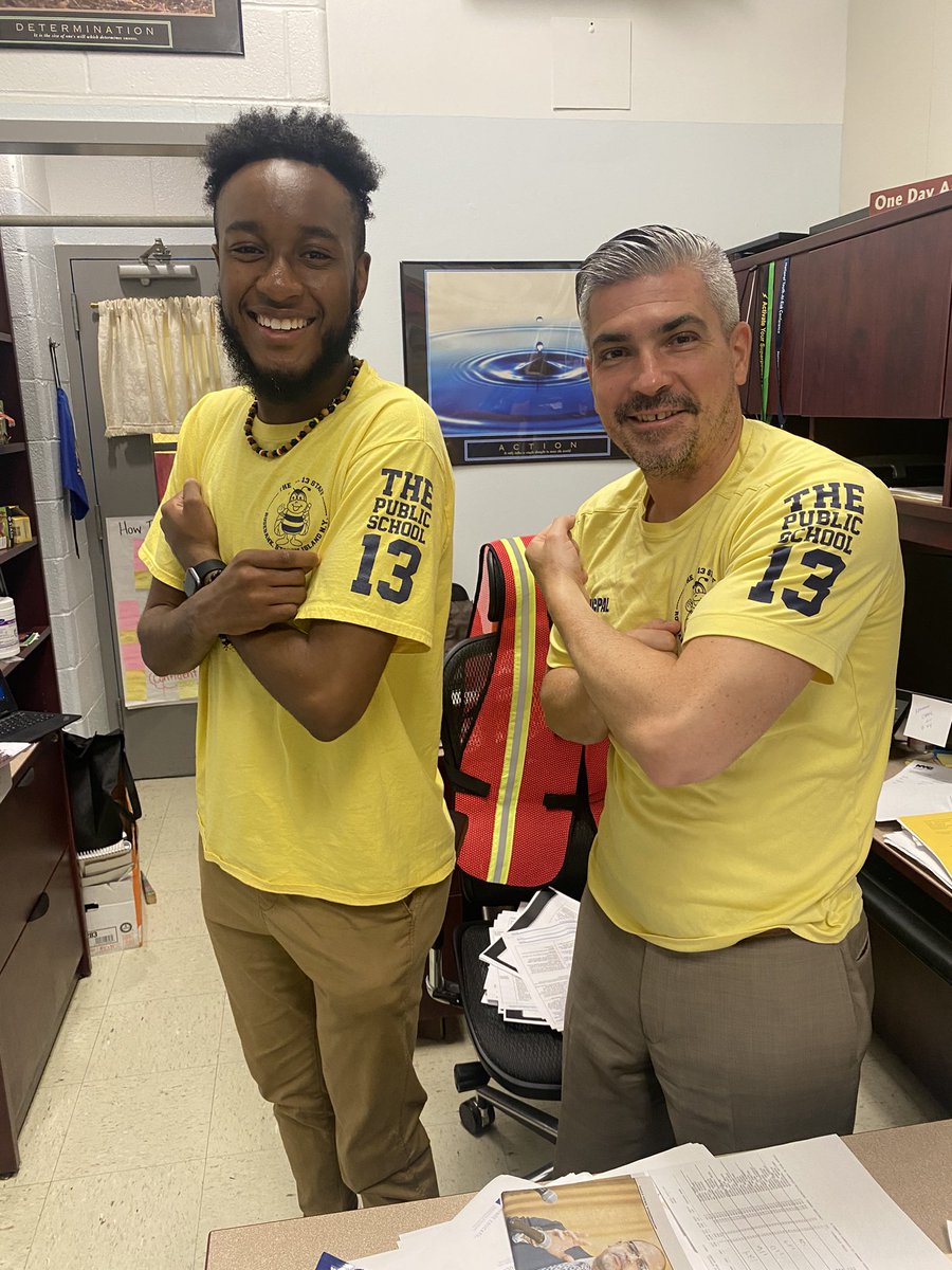 VPanzella14's tweet photo. Twinning with school pride! 🐝💙💛@MartuccioPaul @SIBOD31 @UFTTchrCENTER @CSAStatenIsland @UFT https://t.co/BwQTlvoN0v