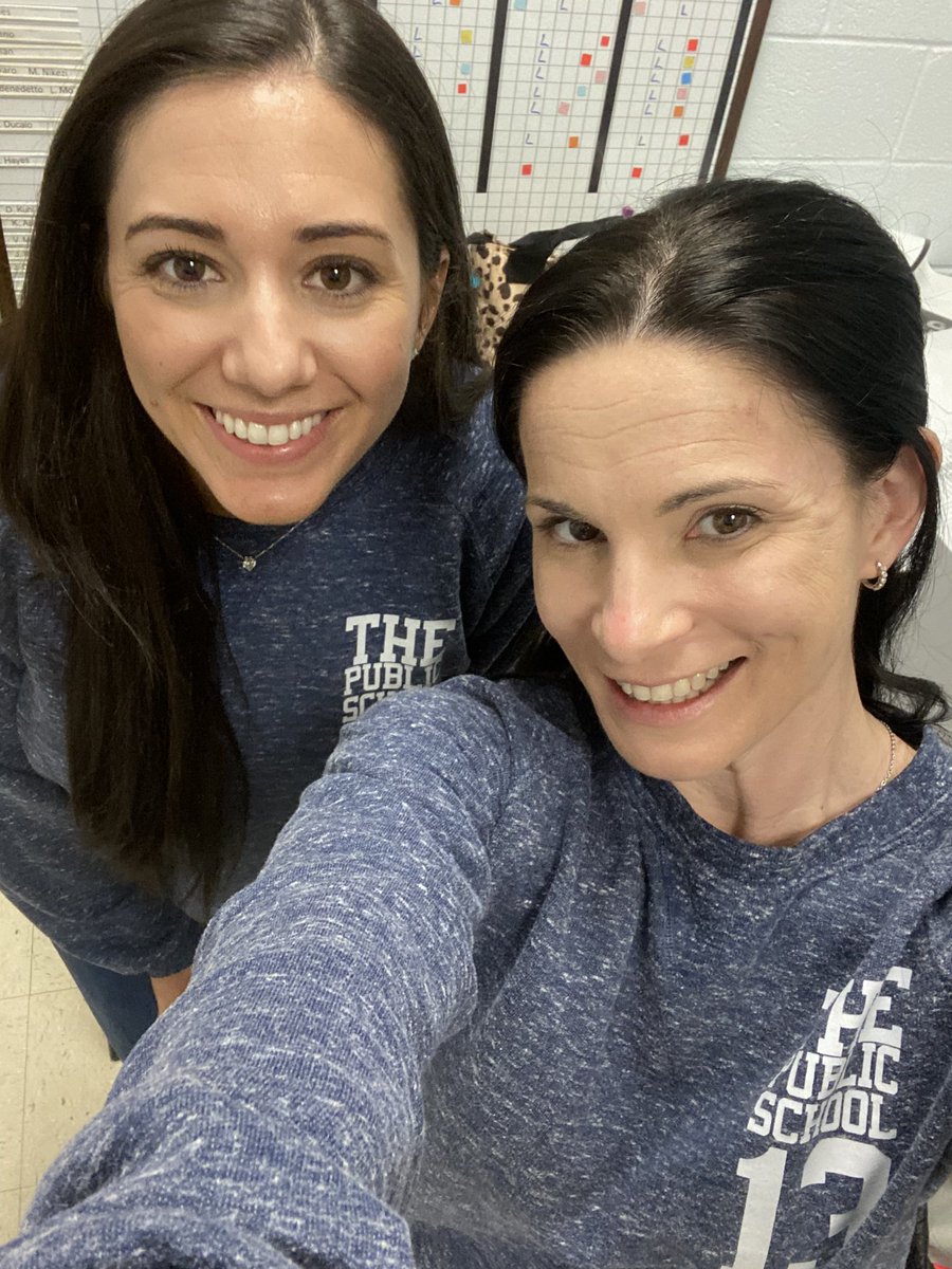 VPanzella14's tweet photo. Twinning with school pride! 🐝💙💛@MartuccioPaul @SIBOD31 @UFTTchrCENTER @CSAStatenIsland @UFT https://t.co/BwQTlvoN0v