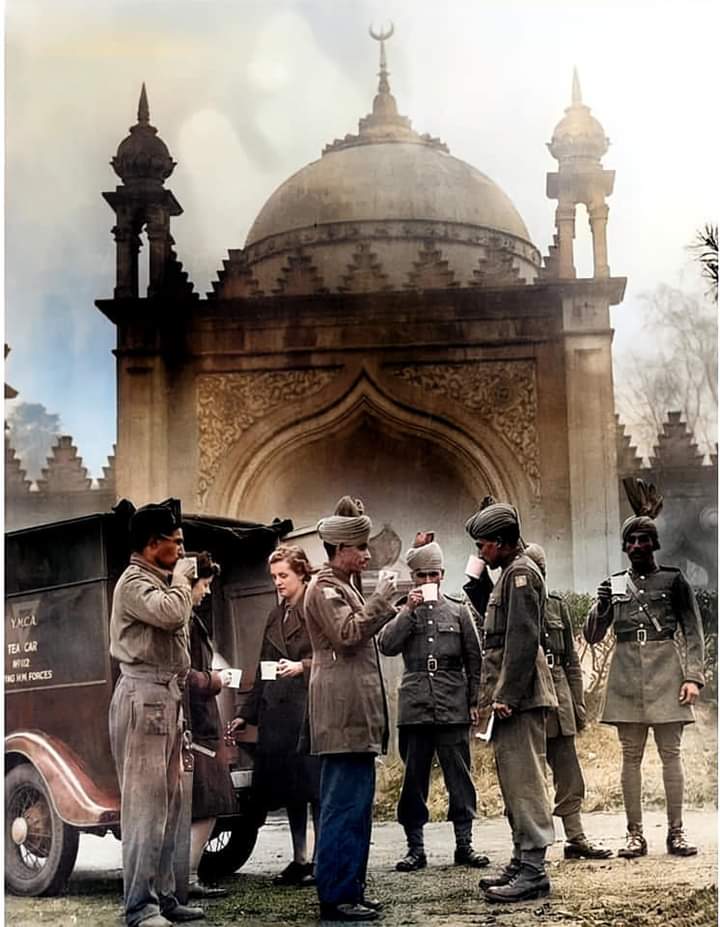 Invitation_Mag's tweet photo. Jummah Mubarak ✨
Below is an image of the very first Mosque, Shah Jahan, built in London, Woking, in 1989.
Depicted are Indian workers sipping chai outside the mosque.
#ukmosques https://t.co/BXlIEVKPyo