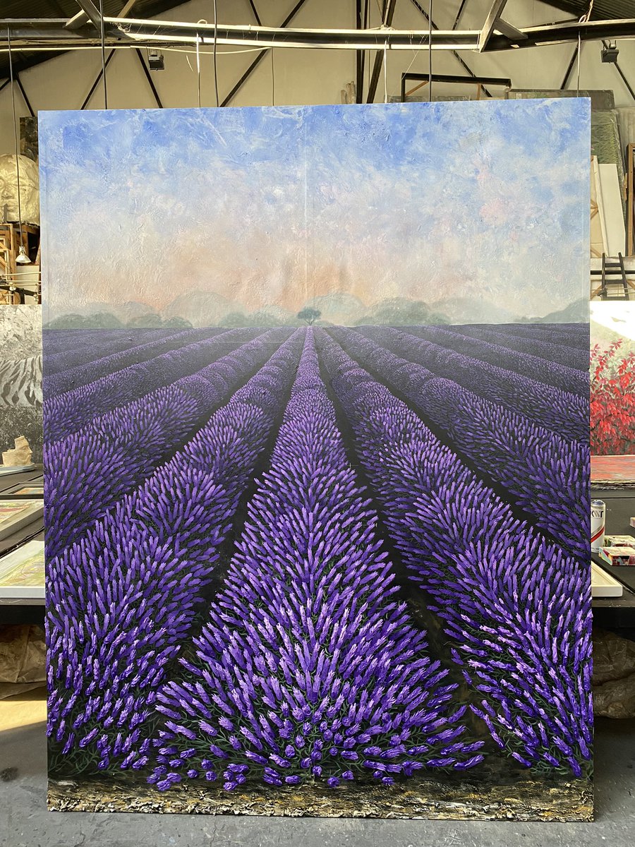 Lavandas y el árbol de la vida en el horizonte…