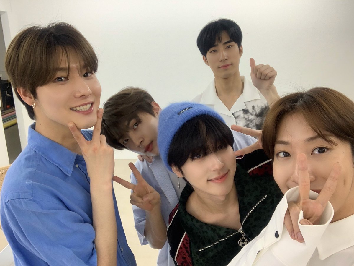 official_ONEWE's tweet photo. [#ONEWE]

우리 위브 여러분 원위브의 날
기념 브이앱까지 함께해 주셔서
감사드립니다! 😊🙇🏻 

특별한 날인만큼 마지막까지
행복하게 보내시길 바라요💕🙇🏻 

#ONEWE #WEVE #위브
#3rdOrbitWithONEWE https://t.co/659Qhjf9Bf