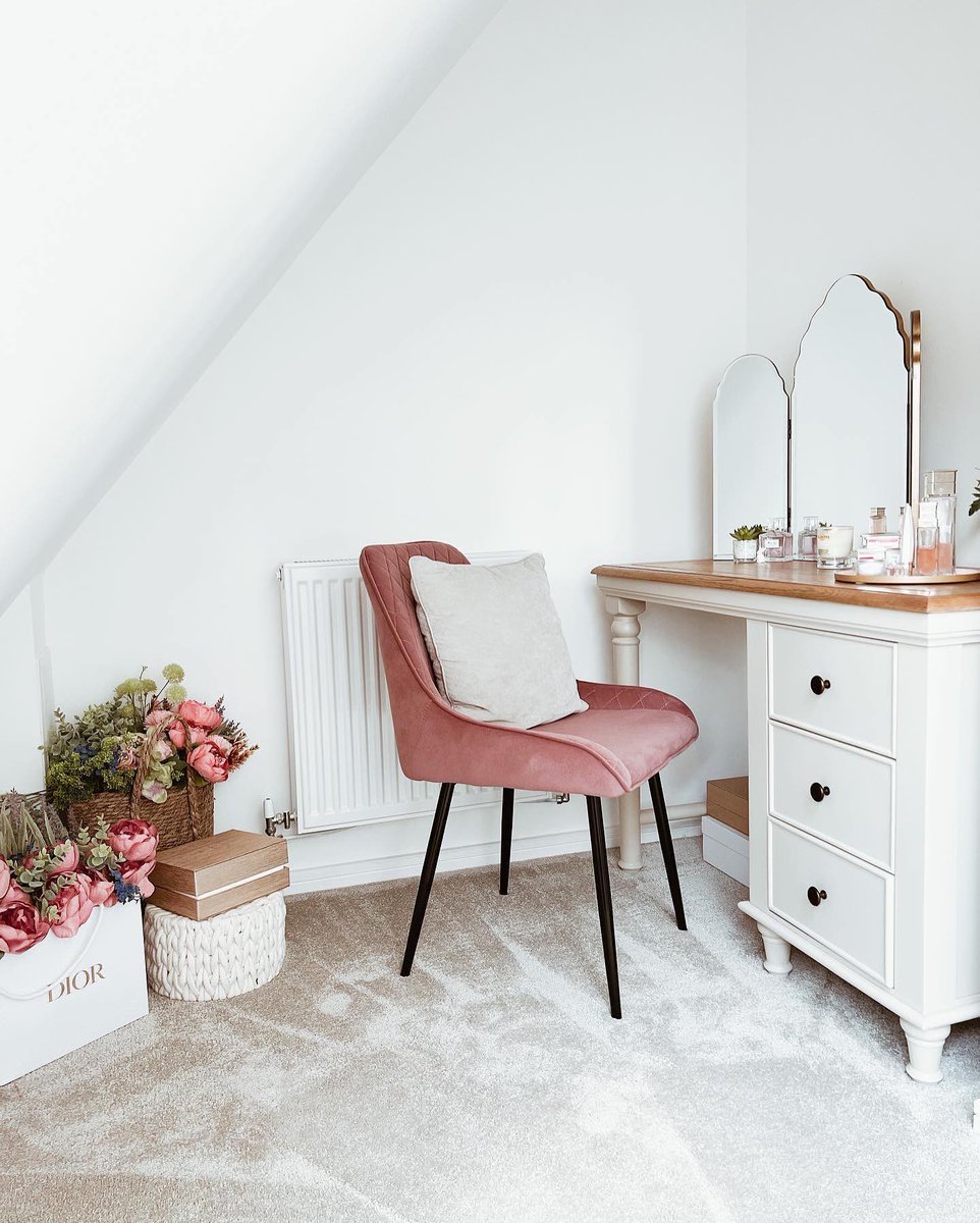 A stunning use of a small space by the_lady_of_baberton_grange on IG!

🔎: MM30804
-
#melodymaison #gold #golddecor #flowers #floral #dressingroom #dressingroominspo #goldhomedecor #homegoals #homedecor #homeinspo #homeinspiration #interiordesign #interiors123 #interiorgoals
