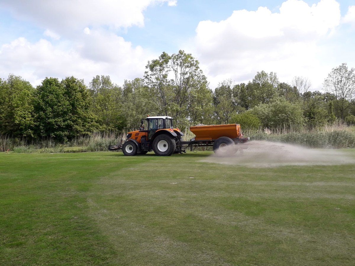Onze greenkeepers zijn in deze periode bezig met groot onderhoud aan o.a. #greens en #fairways. Greens worden geprikt en fairways worden bezand.