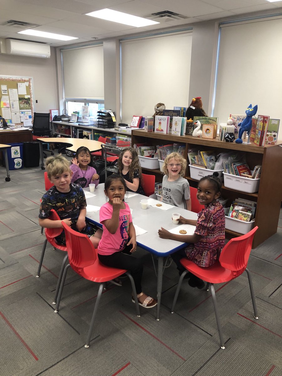 mrslinderwell's tweet photo. Q and U unite!!! Celebrating the sound of /Qu/ with Mrs. Fry’s class!!! Reception included!! #BHESJumpIn https://t.co/ZGUoeh9hae