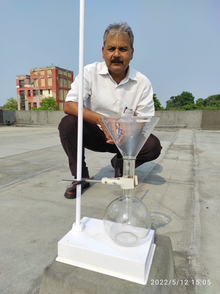 ChrisAndermann's tweet photo. Excellent job! #HelloMonsoon transect extended south to the Ganges banks by Atul Pandey, Head of @GeologyDeptPU, manual sampling! @GFZ_Potsdam @basanta58_raj @paleohydrology https://t.co/u0NHPTuFVj