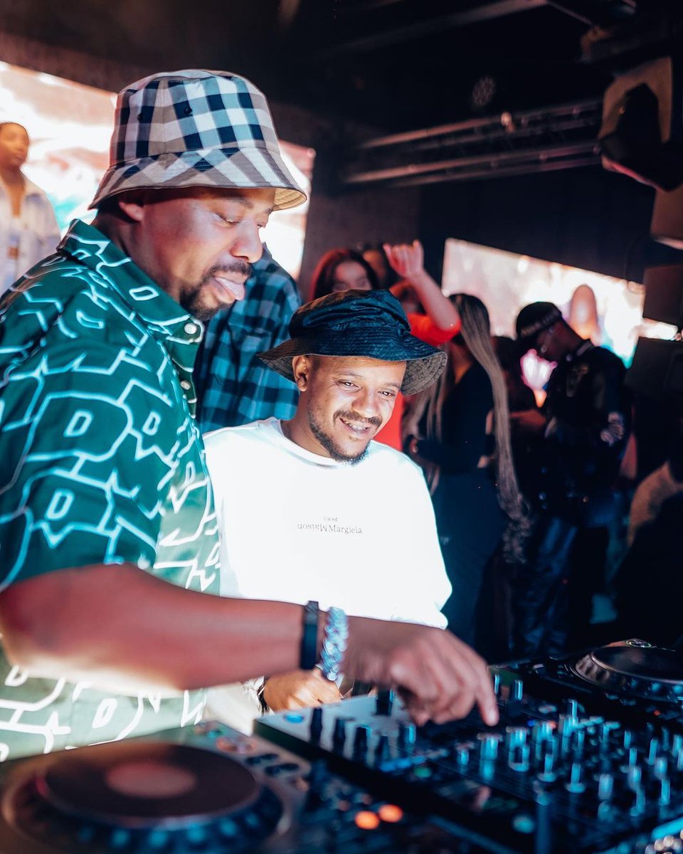 75FiftyMusic's tweet photo. PH x Kabza ! 2022! #TheWeeKENT loading! 🤫

Stream|Download: https://t.co/A1hRZzHGJz

FREE STREAM/DOWNLOAD #DJPH #KABZA #75FiftyMusic https://t.co/TsiY72w0yK