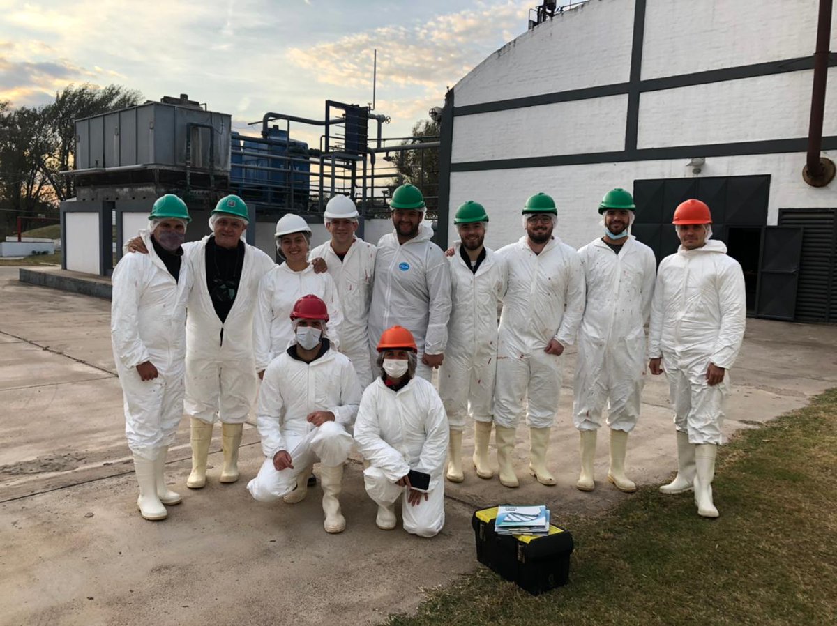 #SenasaCapacita
Junto a estudiantes avanzados de ciencias veterinarias de la Universidad Nacional de Río Cuarto, #Córdoba, recorrimos las instalaciones de un frigorífico porcino donde comentamos las acciones del #Senasa para cuidar la salud de los consumidores.