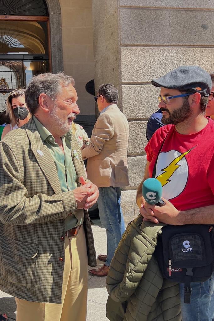 rodrisanpe's tweet photo. Hoy ha sido su última rueda de prensa 

Quiero reconocer públicamente su trabajo en la AAEC @ContraCancerAV para traer la radioterapia a #Ávila 

y en lo personal su trato exquisito con la prensa 
#GraciasParadinas https://t.co/PD1H1crKDP