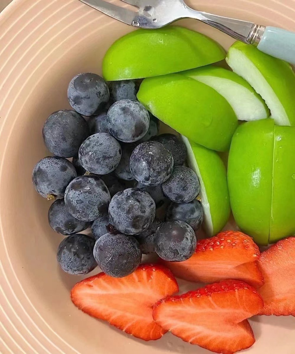 anna80241088's tweet photo. Just have some fruits for dinner🍏🍓🫐 https://t.co/76yoUPj0vu