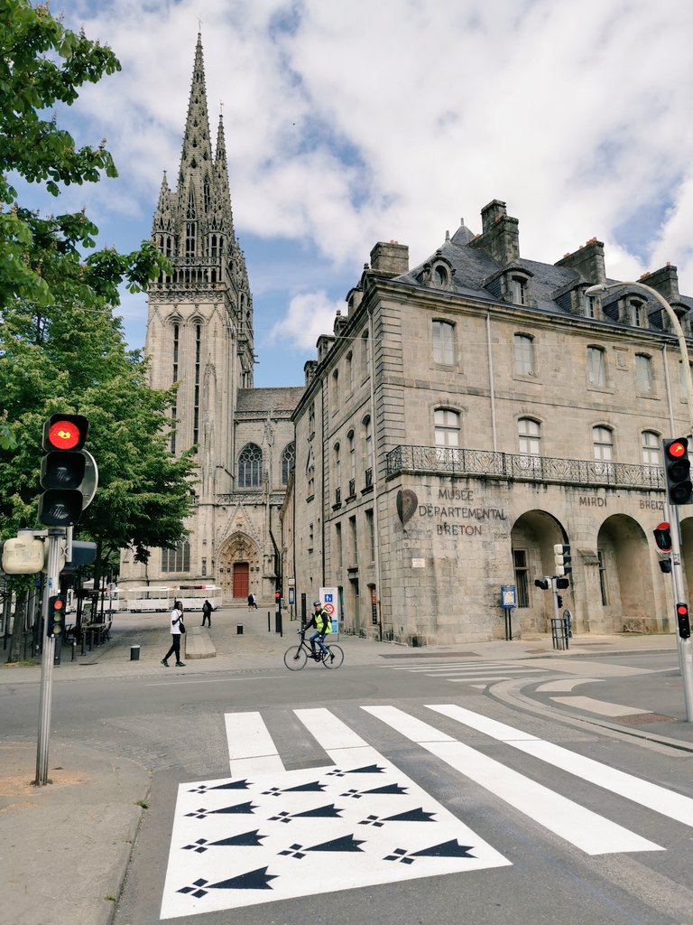 pat_troglia's tweet photo. Et où il est le plus beau passage piéton du monde ?
#emojibzh #gwennhadu #bzh  #Quimper https://t.co/BjNMT5TrcQ
