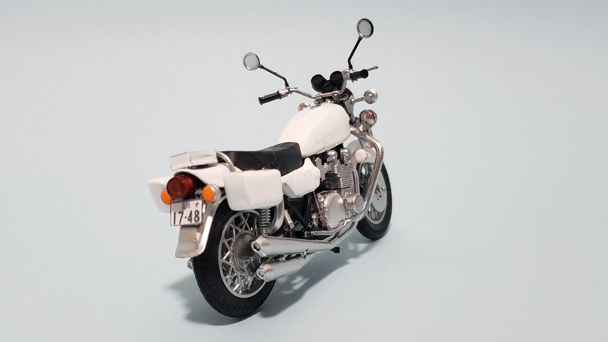 MOYOMPIO's tweet photo. エフトイズ1/24カワサキ750RSベースの白バイ完成しました！
今回はプラ棒を曲げて前後エンジンガード、パテでサイドケースを作ってみました。
点滅灯はアオシマのパトカーパーツ、スピーカーは1/35ミリタリー？のジャンク品からです。
リアウィンカーはボックス取り付けのため移植しました。 https://t.co/HRyu18T6Hm