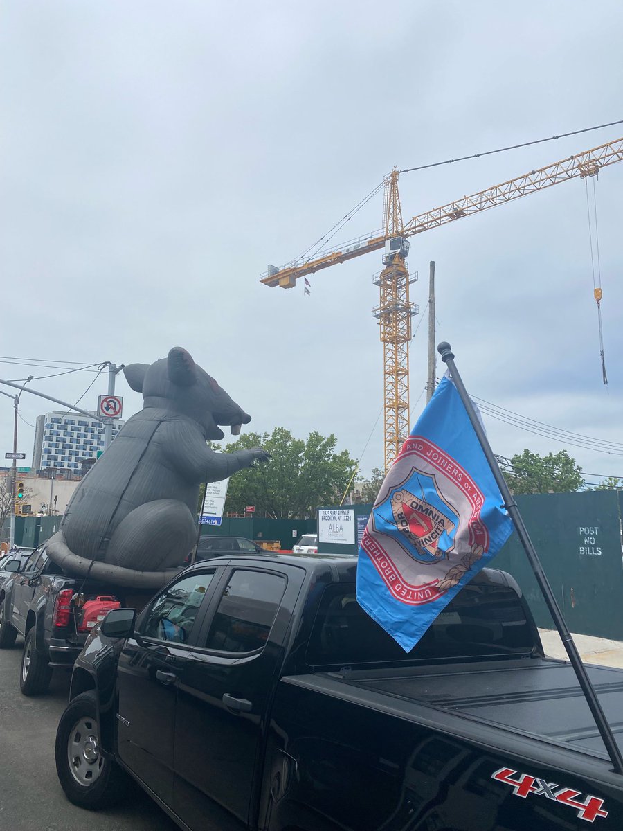 CarpRatPatrol's tweet photo. #LaborDispute w/#ASFConstruction ⁦@CalSTRS⁩ Site Where #WarOnWorkers Continues! #CalSTRS https://t.co/D983Gjx9CG