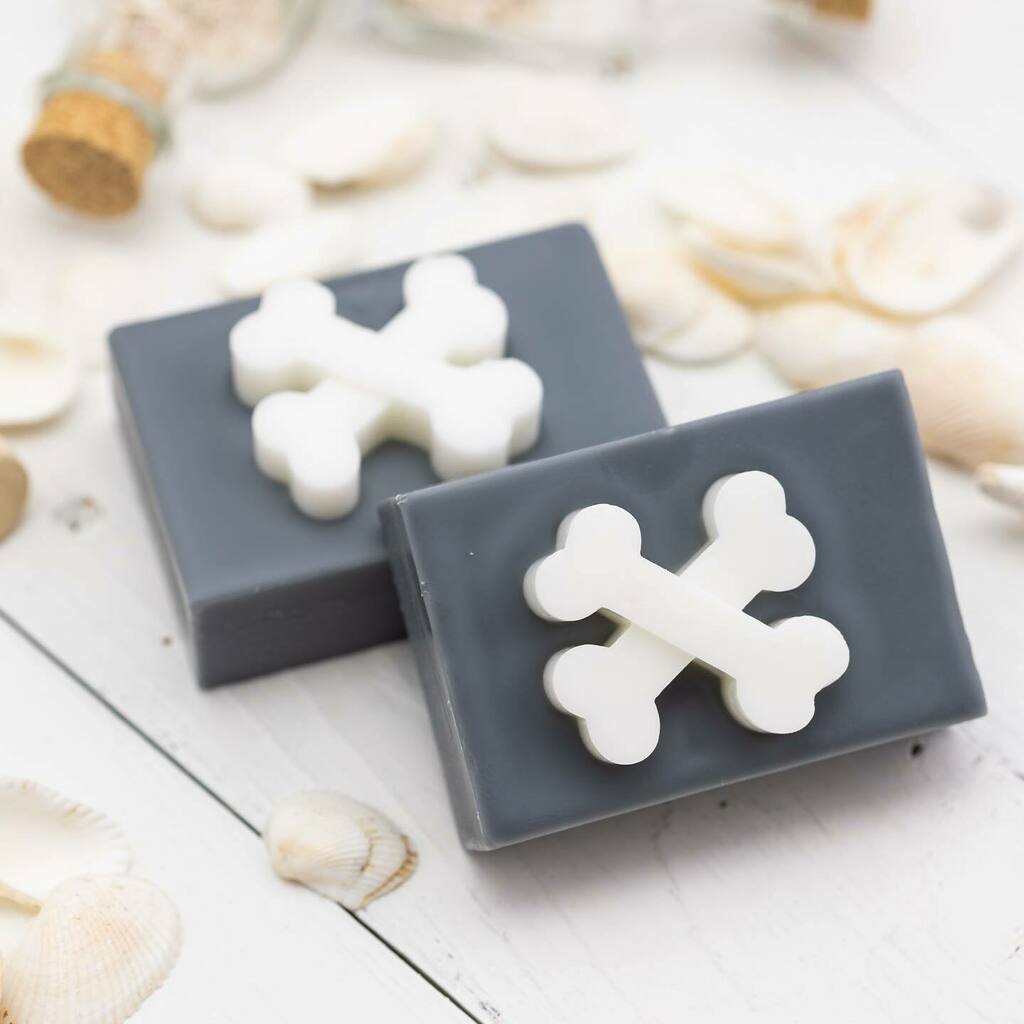 🏴‍☠️💀Ahoy mateys!!! It’s time to walk the plank….right into summer!!!! It’s LAUNCH DAY!!! 😆 This is a newbie customer creation we call Pirate Bay!  Fresh cracked coconut, bright citrus, and relaxing sandalwood 🏝 .
.
.
.
#Zeep #zeepbath #wax #waxmelt #waxmelts #waxtart #waxta…