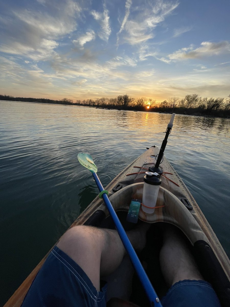 13protons's tweet photo. Treated myself to a sunset paddle yesterday in Detroit. Perfect weather and great views. https://t.co/9haw7sm8OM