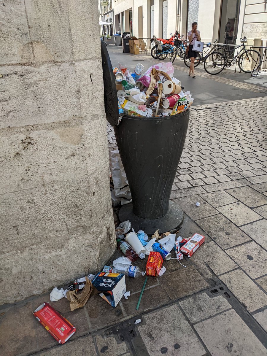 Je ne suis pas venue à <a href="/villedetours/">Ville de Tours</a> depuis 6 mois, j'ai été étonnée ce jour de la #saleté des #rues, des souillures par terre et des #dechets jonchant le sol 🤢. Quelle mauvaise image pour #Tours et quelle tristesse pour l'#Environnement !!  <a href="/EmmanuelDenis37/">Emmanuel Denis</a> <a href="/EELV/">Les Écologistes - EELV</a> #eelv #NUPES