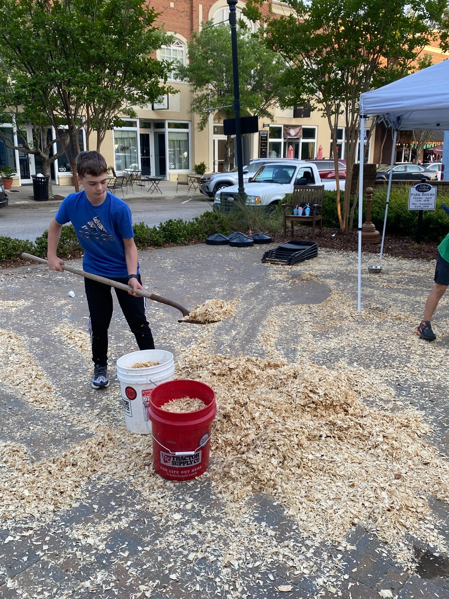BMSBetaClubR2's tweet photo. Helping out at the @LakeCarolinaSC Farmer's Market #pettingzoo #service https://t.co/XJHlCsVZhW