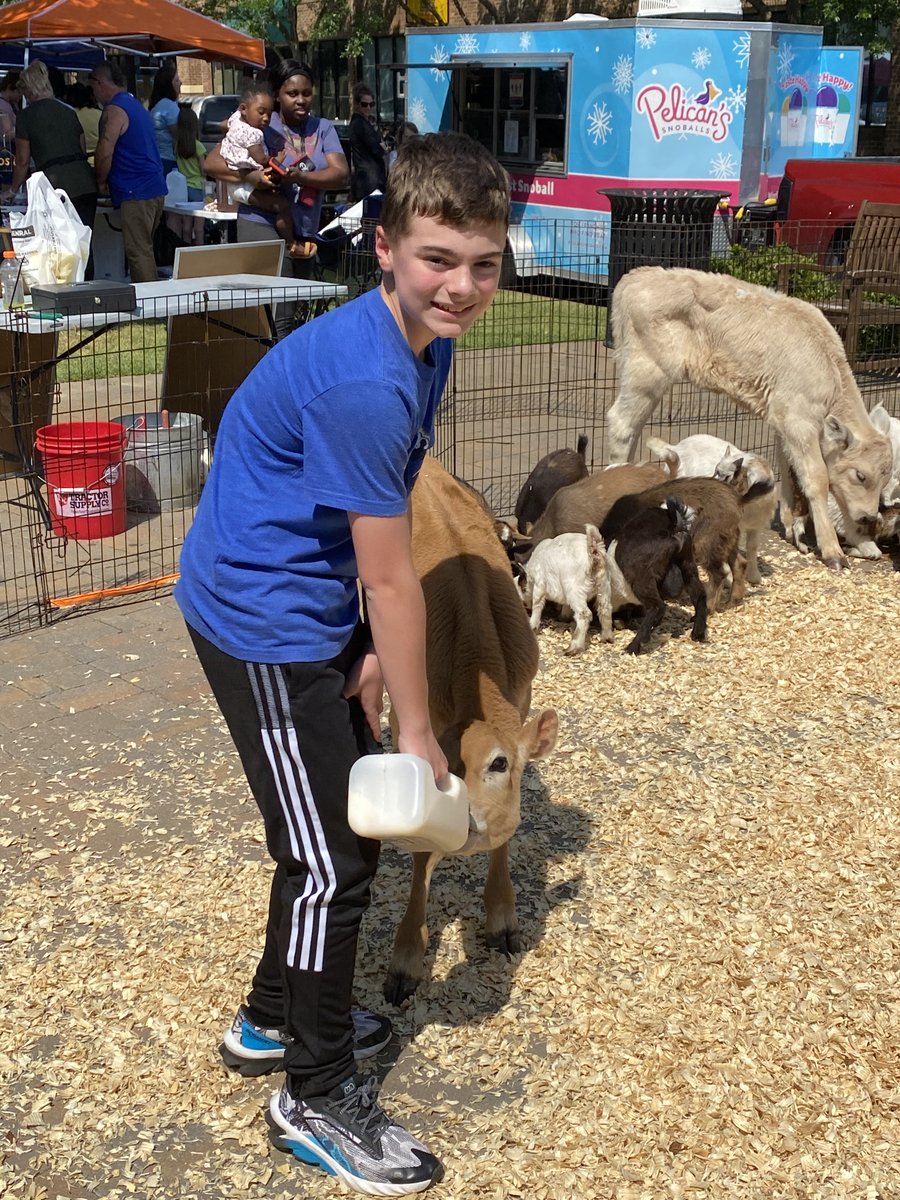 BMSBetaClubR2's tweet photo. Helping out at the @LakeCarolinaSC Farmer's Market #pettingzoo #service https://t.co/XJHlCsVZhW