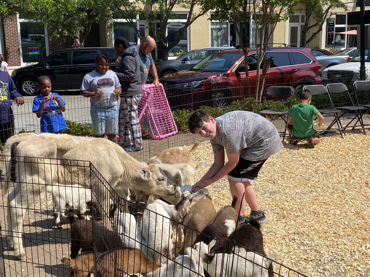 BMSBetaClubR2's tweet photo. Helping out at the @LakeCarolinaSC Farmer's Market #pettingzoo #service https://t.co/XJHlCsVZhW