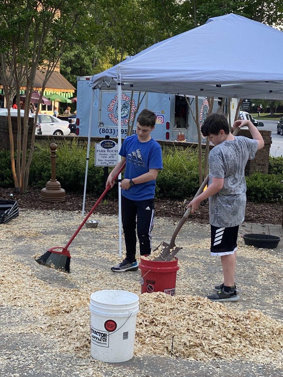 BMSBetaClubR2's tweet photo. Helping out at the @LakeCarolinaSC Farmer's Market #pettingzoo #service https://t.co/XJHlCsVZhW