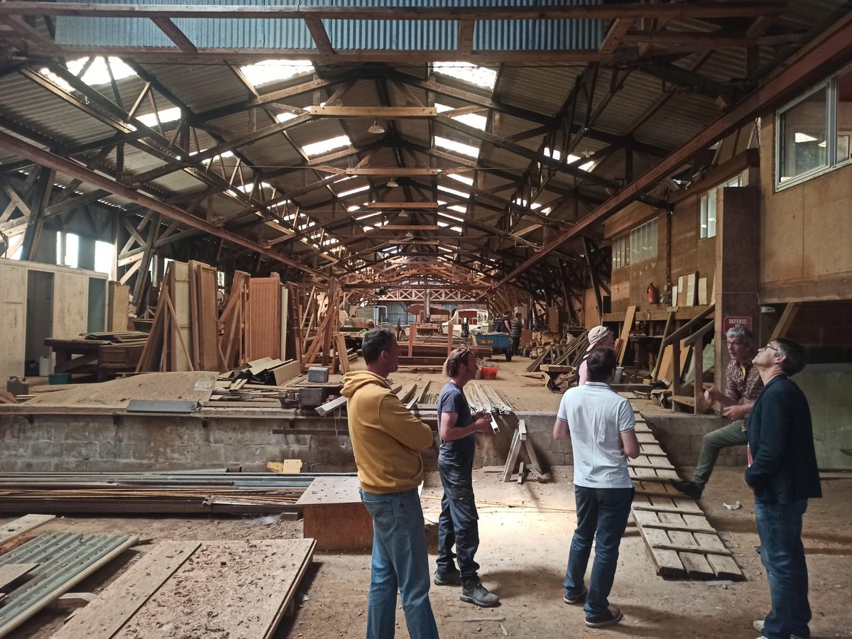 #legislatives2022 de terrain #3 🎭
#tierslieu culturel et artisanal, Paris Bénares s'est installé à La Grigonnais. Visite cet après-midi de leur local, futur lieu culturel. 
#ruralités actives riment aussi avec terres de création et expression artistique. #Circo4406 #culture #art