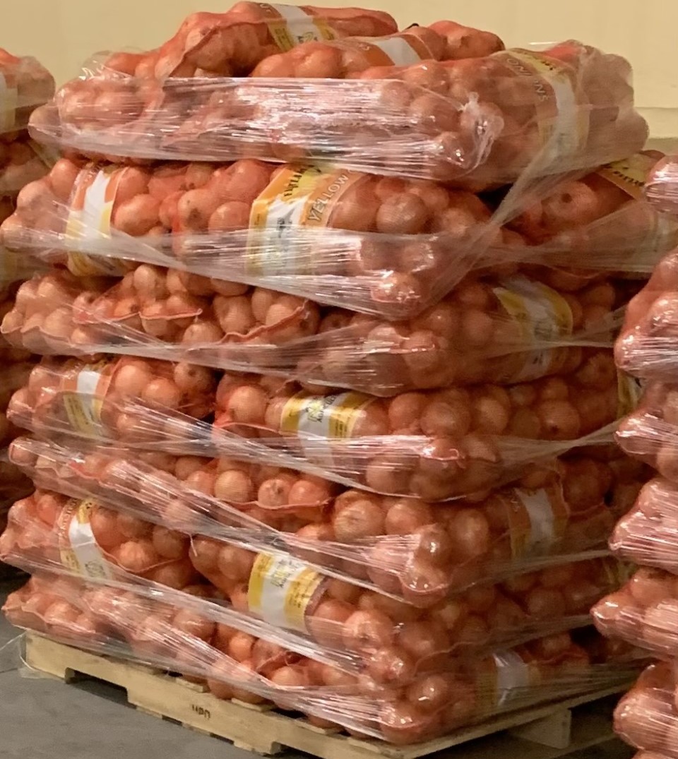 LMCompanies's tweet image. Jumbo yellow #onions at L&amp;amp;M's Consolidation &amp;amp; Repacking Operation at the Raleigh Market.  Grown and harvested by Flatland Agriculture in Aurora, NC, these are a chef’s dream! 🧅

Call today for details - 919-981-8049