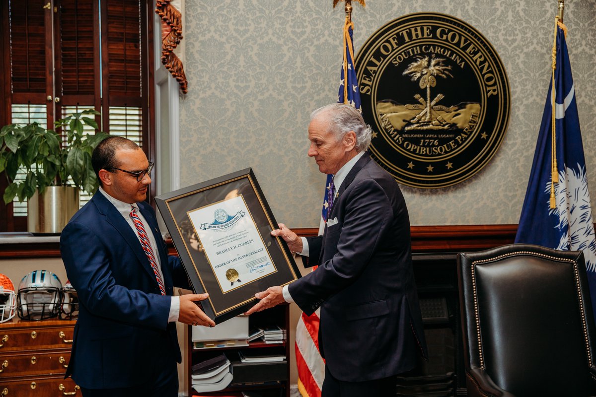 UofSCHealth's tweet photo. Bradley Quarles, a #nursing alumnus studying to be a certified registered nurse anesthetist, has been awarded the Order of the Silver Crescent — SC's most prestigious service award — for his efforts to help prevent suicide. 🙌 #MentalHealthAwarenessMonth https://t.co/rBlKMuFZcO https://t.co/Zb1YNmjPCO