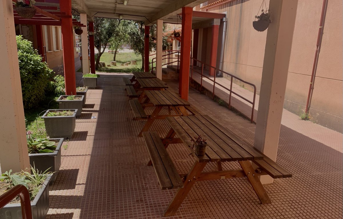 natalia_bdt's tweet photo. #CEIPEspartales , un cole con encanto y espacios exteriores renovados: minigolf, juegos en el suelo, escenario, y esta acogedora zona de picnic. ¡Nos encanta! #ATD #CompDigEdu #Colesconencanto #CTIFEste https://t.co/HItTVt9Yhs