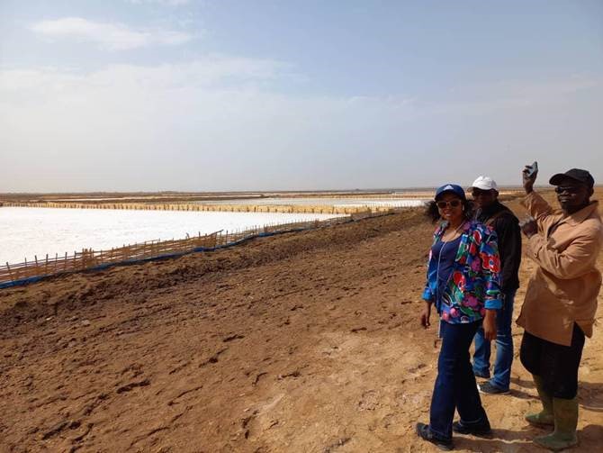 WorldBankAfrica's tweet photo. #Senegal 🇸🇳

Awa Rivet built her salt prod. business 🧂 through the #Pareel program. Today, she's has a second prod. site, raising $20,000 and creating 15 salaried jobs.

“My first salt fields are in operation thanks to the program which allowed me to expand my ambitions.”

#WeFi https://t.co/roGMuRH2VQ