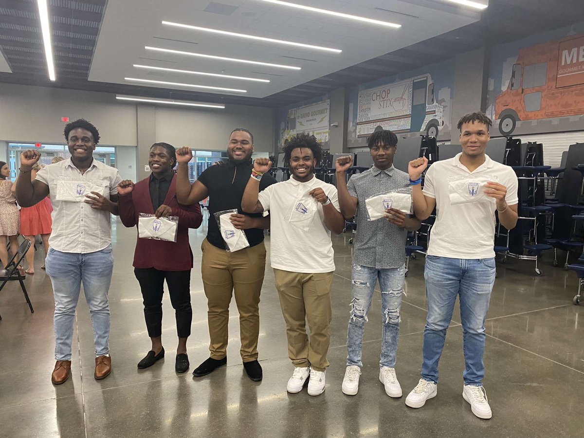 NathanEarle4's tweet photo. Black excellence! @bridgelandnhs https://t.co/HhmfhivxVf