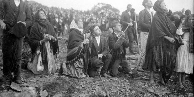 viachrist_'s tweet photo. THREAD : Le Miracle du soleil en 1917 !

Quand 40 000 portugais, alors en pleine guerre et sous un régime anti-chrétien, sont témoins de la puissance de Dieu ✨🇵🇹 https://t.co/le0lekRUSr