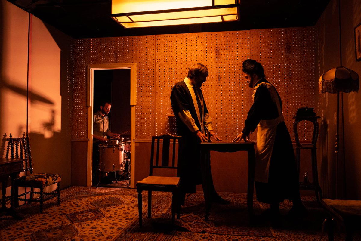 Une maison biscornue, un compositeur génial, maniaque et malade, une gouvernante qui ne s’en laisse pas compter, des rires et un batteur parce que le rythme c’est tout. 

⚡️Dans le cerveau de Maurice Ravel de Julien Fišera
📅Mardi 17 et mercredi 18 mai à 19h30
#Théâtre &amp; #musique