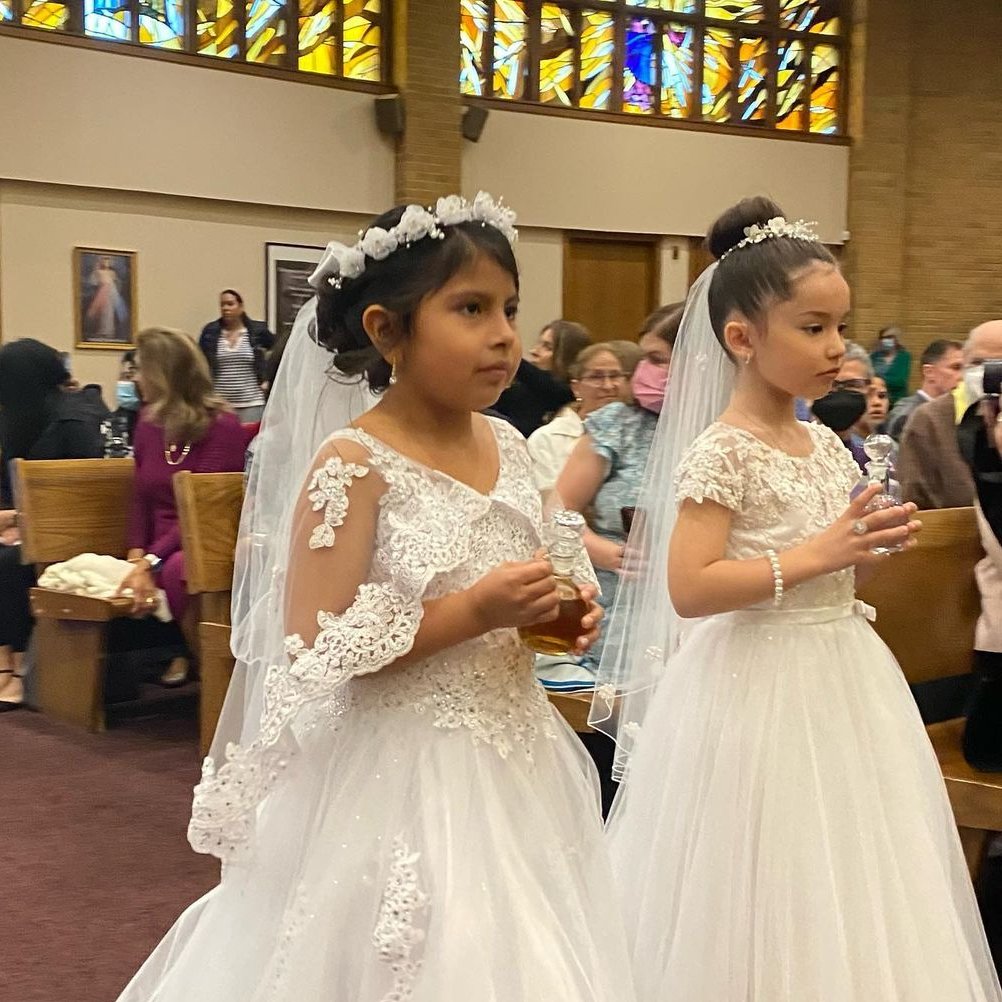 ArchNY_Schools's tweet photo. Congratulations to our 2nd graders who are receiving Communion for the first time. May they always feel joyfully welcomed at the Lord's Table! #CatholicSchoolValues #FirstCommunion https://t.co/bGWz7IOCHM