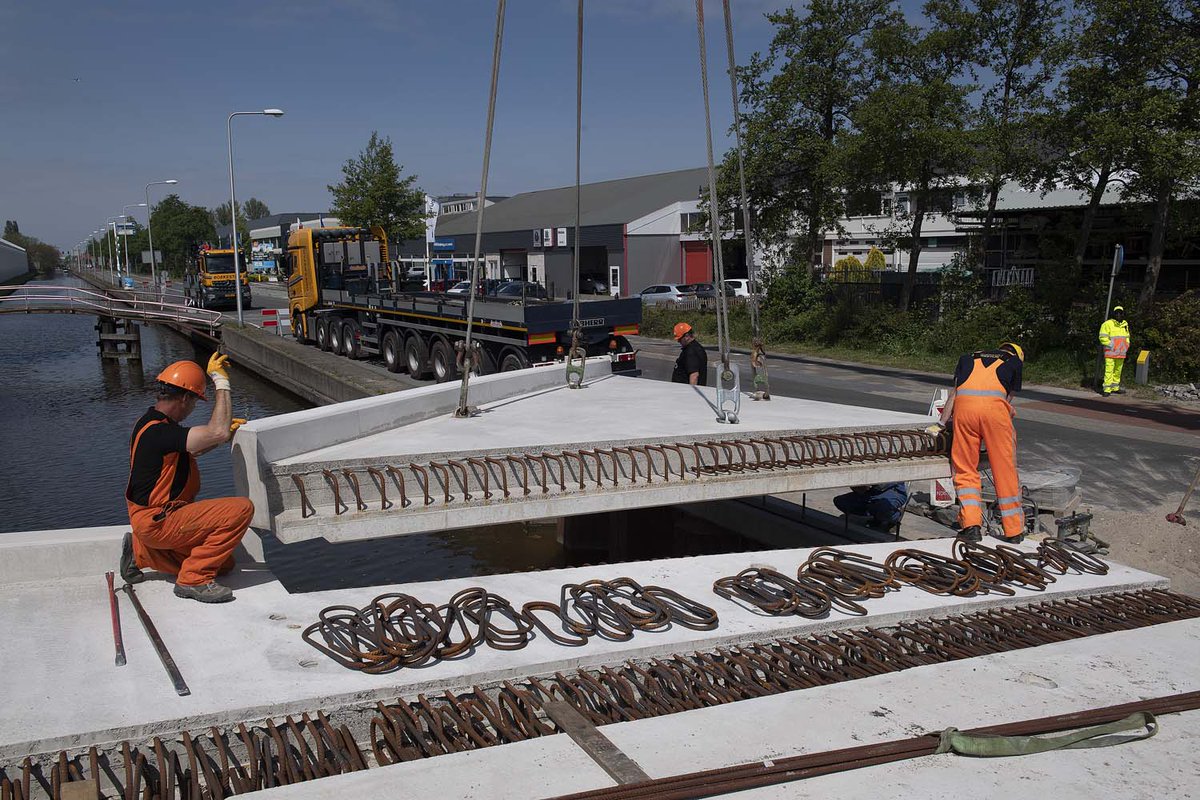 In Honselersdijk hebben we een nieuwe brug geplaatst in samenwerking met <a href="/BoekestijnNL/">D. Boekestijn BV</a>. De brug zorgt voor een betere toegankelijkheid voor vrachtverkeer. In totaal bestaat de brug uit zeven delen van in totaal 204.000 kilo.