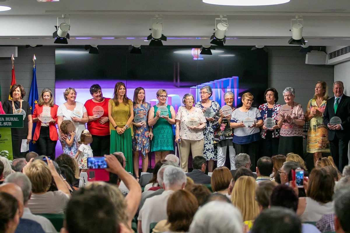 SaludMentalAnd's tweet photo. ¡Buenas noticias! 😍😍
La @saludand nos otorga el Premio Andalucía de las Familias en la modalidad de Familias con #Coraje. https://t.co/SCgPWRwrkD