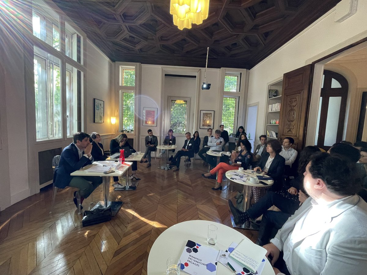 VillesdeFrance's tweet photo. #Événement | Chez @Seance_Publique, @bastienregnier, DG de @villes2fr, présente l’actualité des #villesmoyennes et le rôle de l’association auprès du groupe Territoires.
Parmi les sujets d’échanges : Crise sanitaire, attractivité, acte II du programme ACV, enjeux du quinquennat. https://t.co/LZLUPqPN9N