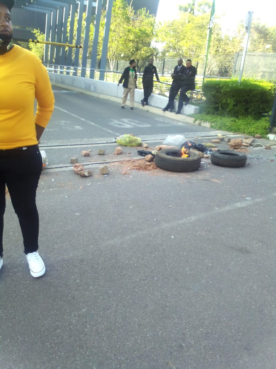 JoJoHlongs's tweet photo. @StatsSA @SGMaluleke 
FWs have blocked the head office entrance to your offices. They want their money. https://t.co/DXg8obkS4O