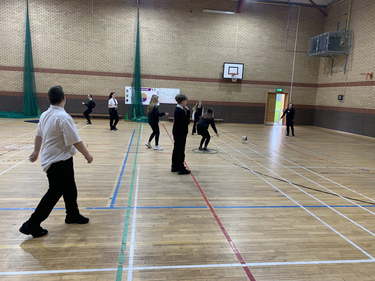 BellshillA's tweet photo. #outdoorlearning with the S1 pupils this morning @BellshillPe 
Great activities organised by Mr Clark ! 
⚽️ 🏐 🗺 🏀 https://t.co/tq9QsMNypt