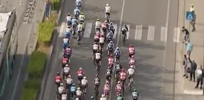 WielernieuwsB's tweet photo. TUSSENSPRINT: Elleboog in volle sprint, snijwonde Jumbo-renner #Giro https://t.co/LEXjmFOZSw https://t.co/vFFzFaELUl