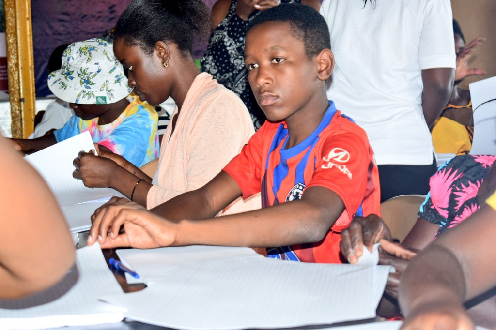 burgess_fdtn's tweet photo. Happening Now; See how fired up these young people are.
Binding skills are being passed on to them to reach their full potential.
Thanks to @kcbbankug
for the support.
#BeHandsOn https://t.co/FaNfVyd7gt
