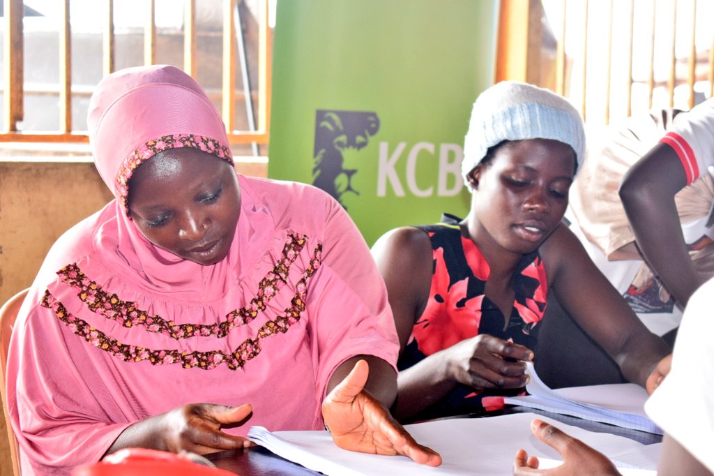 burgess_fdtn's tweet photo. Happening Now; See how fired up these young people are.
Binding skills are being passed on to them to reach their full potential.
Thanks to @kcbbankug
for the support.
#BeHandsOn https://t.co/FaNfVyd7gt