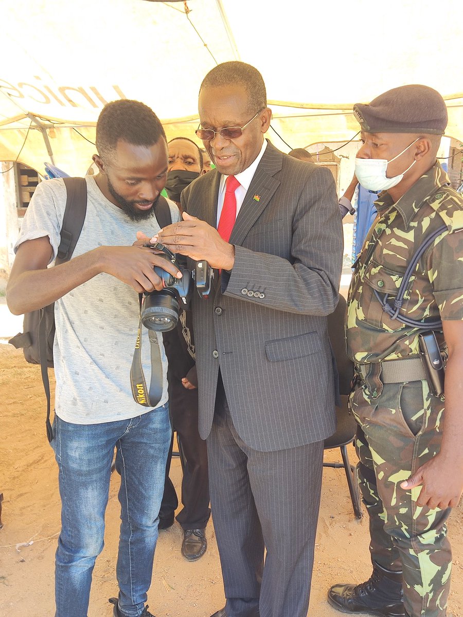 LWTPodcast265's tweet photo. It's the small things that matter 🥺🥺🥺. The minister of trade admiring the pictures I took of him, priceless 🙌🏾 https://t.co/0SusEhmw19